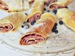 Clatite cu dulceata de afine