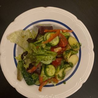 Овочевий салат з зеленим соусом (170 гр)