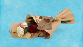 ფერადი ვარდების თაიგული