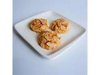 Akda Aux Amandes Effilées