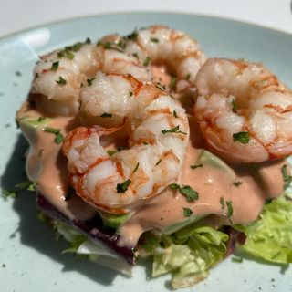 Ensalada de Aguacate y Gambas con Salsa Cocktail
