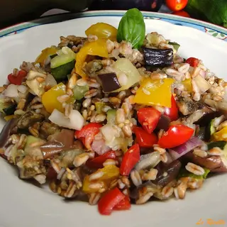 Farro e orzo con verdure grigliate e scaglie