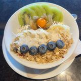 Yogurt De Vaca Con Granola Casera Y Fruta