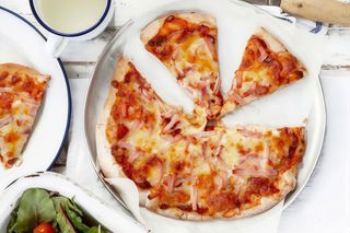 Menú 1 Pizza Mediana + 1 Pasta + Cola Lata