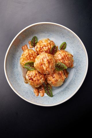 Рисові кульки з лососем, крем сиром та соусом спайсі (300г)
