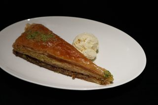 Турецька пахлава з морозивом