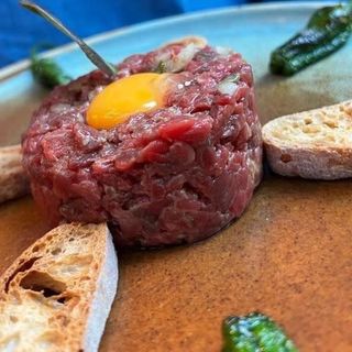 Steak Tartar de solomillo premium a cuchillo Con Huevo