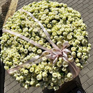 Корзина з 701-ї білої троянди