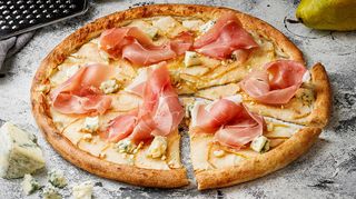 Піца з грушею та прошуто