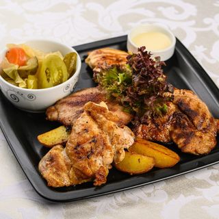 Specialitataea bucatarului - mixed grill