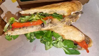 Bocadillo De Humus De Garbanzos Y Aceitunas Negras