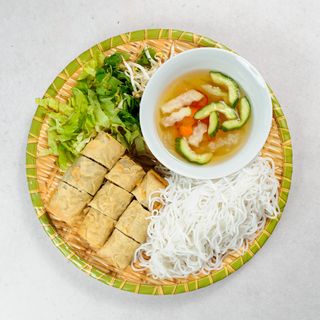 22,1.Bun z mięsnymi sajgonkami