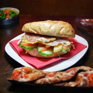 Сандвич в питка с пушено свинско филе, кашкавал и салата