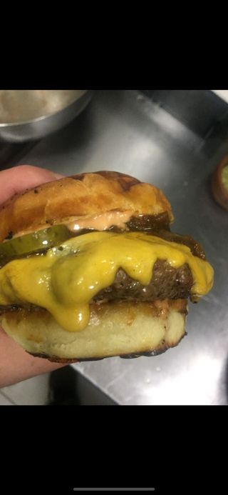 Cheeseburger+pomfrit