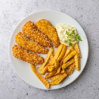 Pileći štapići sa pomfritom i sosom