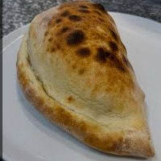 Calzone con Mozzarella, Salsiccia e Friarielli
