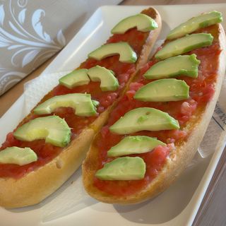 Tostada de tomate aguacate