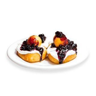 Papanasi cu smantana si dulceata de afine