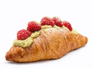 Croissant z kremem pistacjowym i malinami