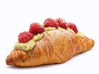 Croissant z kremem pistacjowym i malinami