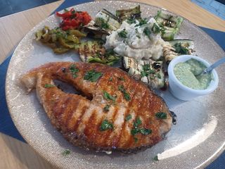 FILETE DE SALMON con Verduras a la Plancia