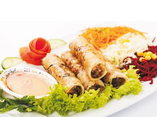 Zestaw Sajgonki 4szt z ryżem lub sałatką 