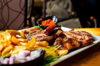 Miješano meso s pomfrtiom