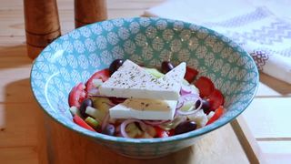 SALATA GRECEASCA CU CARNE DE PUI