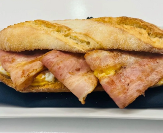 Bocadillo de bacon, queso y huevo