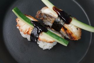 Нигири змиорка, краставица (2бр-60гр)