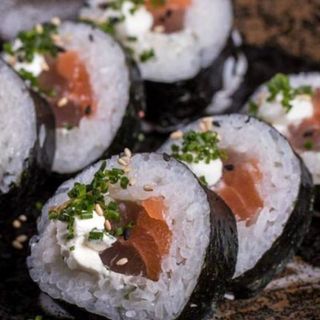 Futomaki de Salmón, Atún, Queso Crema y Cebollino