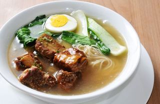 Noodles in brodo con costine