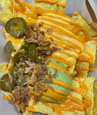 NACHOS - tortillas, guacamole, jalapeños, spicy mayo, cipolla croccante