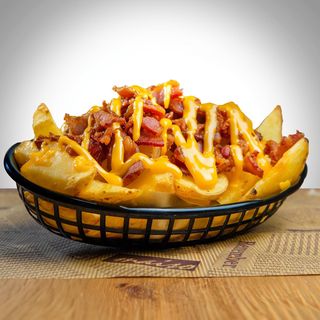 Patatine fritte con formaggi e bacon