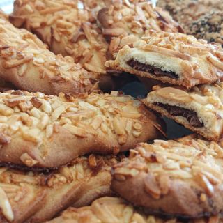 Bandeja 10 palitos rellenos de chocolate con almendras 