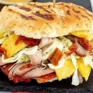 Panino con carne di cavallo e salmoriglio