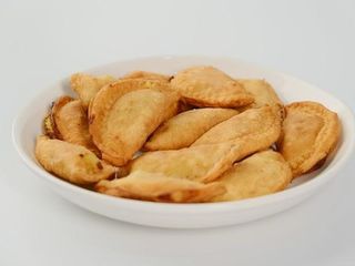 Вареники жареные , с соусом