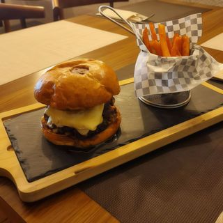 Hamburguesa Pereza De Ternera con patatas fritas