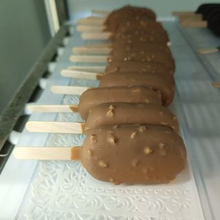 Mini stecco gelato Nocciola (copertura cioccolato e granelli nocciola)