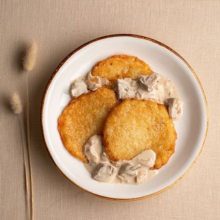 Деруни з соусом із білих грибів