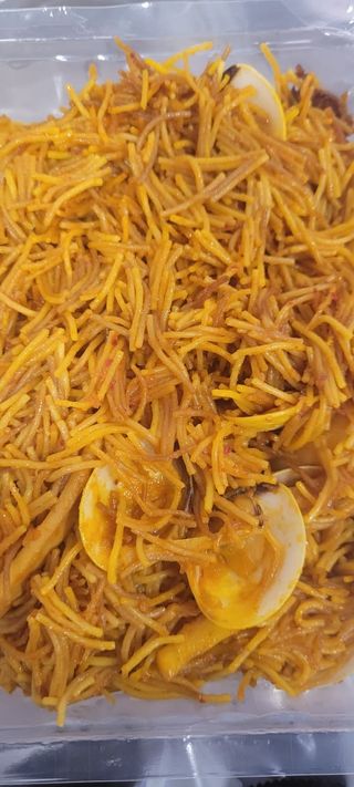 Fideuá rossejat de rape y almejas