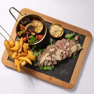 Biftek sa sezonskim povrćem na grillu