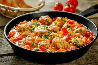 Котлеты запеченные с овощами