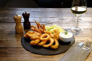 Crispy calamari în crustă de panko, tzatziki