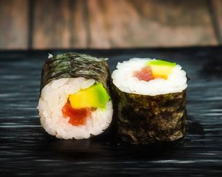 Maki De Atún Y Aguacate