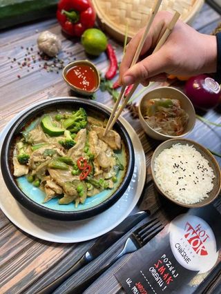 Kurczak w zielonym curry lekko ostry cała porcja