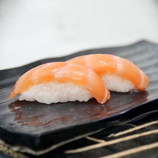 001 Nigiri salmone - 2 pezzi
