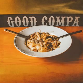 Tagliatelle gratinado com bacon e alho francês