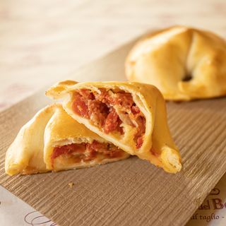 Empanada de tomate, queso y albahaca