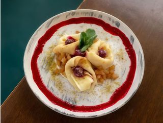 Млинці з грушею та соусом глінтвейн (240g)
